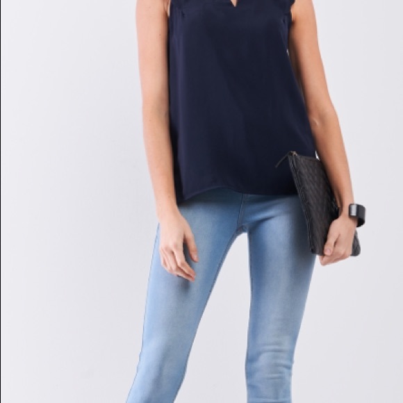 Scalloped hem top - Picture 2 of 4